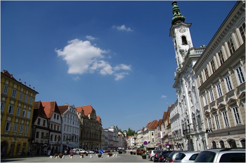 Steyr - Blick über den Stadtplatz mit dem Rathaus