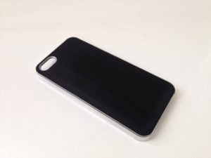 Edler Alu-Look und transparenter Kantenschutz bei diesem Sandberg iPhone 5-Cover (Foto: nurido.eu)