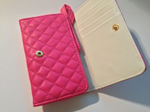 Das Sandberg FashionWallet 4/4S/5/5S bietet praktische Steckfächer für Bankkarten oder Geld (Foto: nurido.eu)