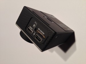 Der Mini-USB- und Micro-HDMI-Anschluss sowie der Micro-SD-Slot befinden sich auf der linken Gehäuseseite
