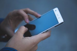 Günstige Smartphones gibt es häufig in Verbindung mit dem Abschluss eines Mobilfunkvertrages