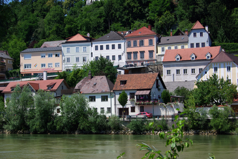 Genießen Sie romantische Spaziergänge entlang der Flusslandschaften von Steyr, Oberösterreich.
