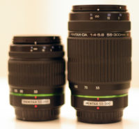 Das Pentax 50-200 (links) im Vergleich zum 55-300.