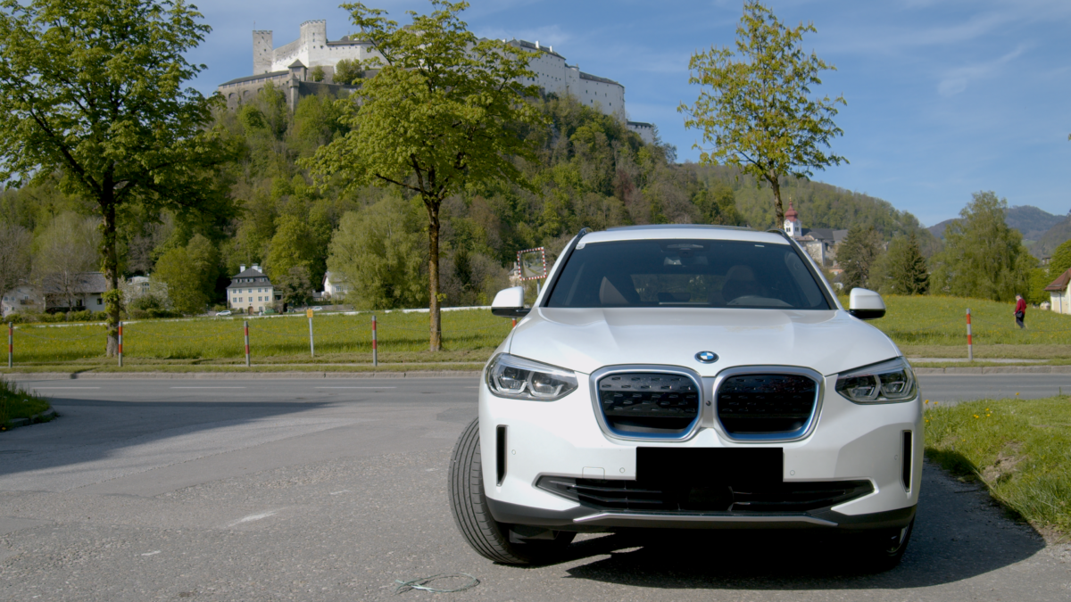 Das Modell des Baujahres 2021 vor der Festung Hohensalzburg - Das BMW iX Premium-Elektroauto im Test
